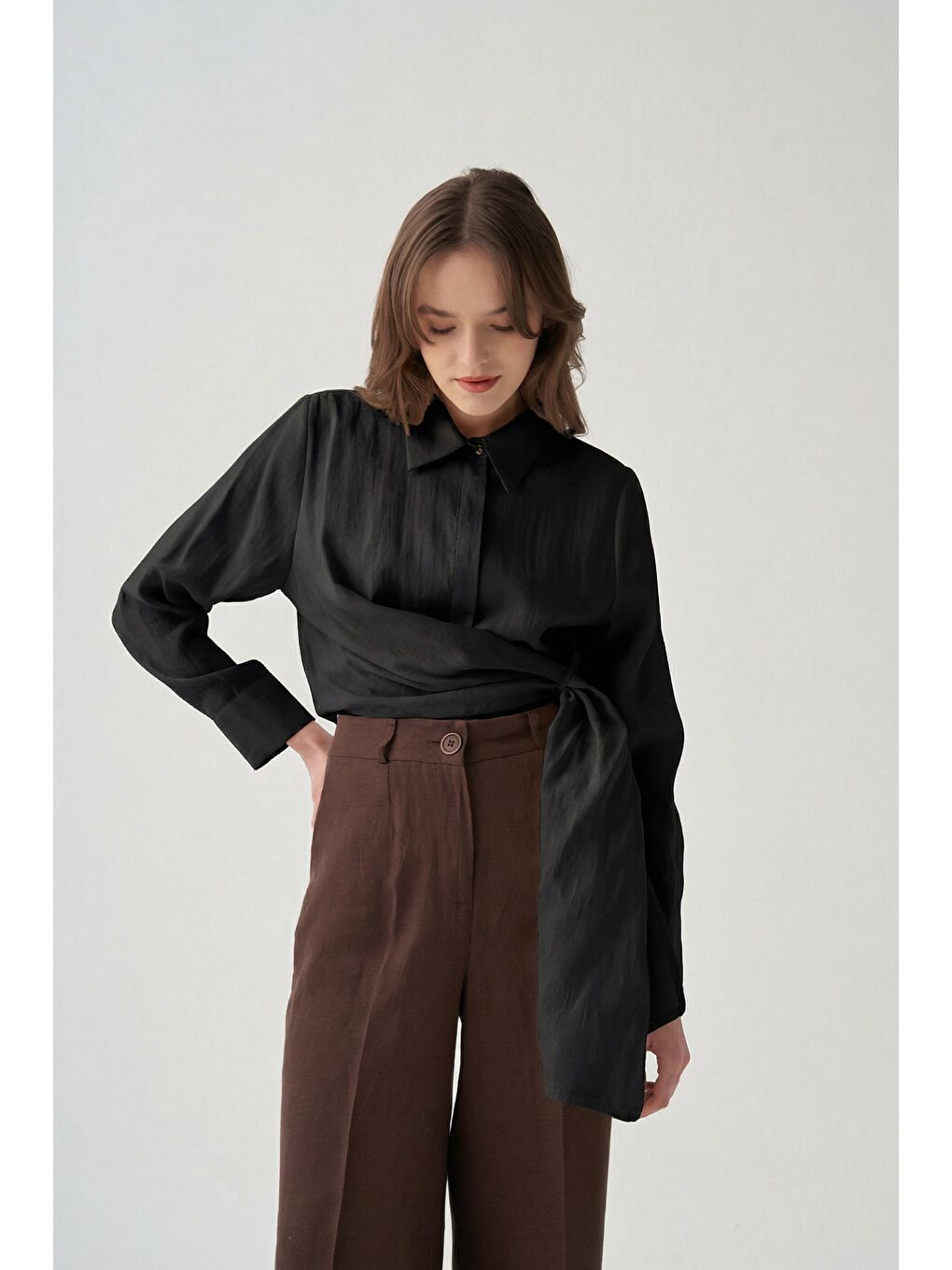 Siyah-Manşet Nakış Detaylı Gömlek