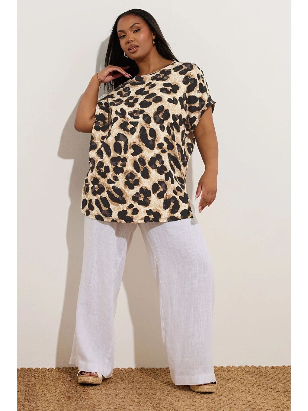 Kahverengi Büyük Beden Bisiklet Yaka Kısa Kollu Kuşgözü Detaylı Leopar Desenli Bluz 304127-3