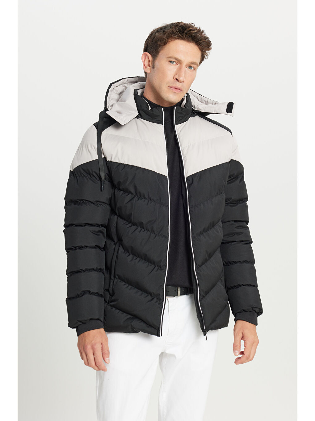 Erkek Siyah-Bej Standart Fit Normal Kesim Dik Yaka Kapüşonlu Yan Cepli Şişme Mont