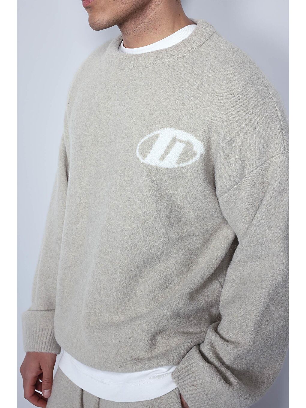 Erkek Oversize Boxy Fit Logo Detaylı Tüylü %100 Pamuk Kazak Bej-1