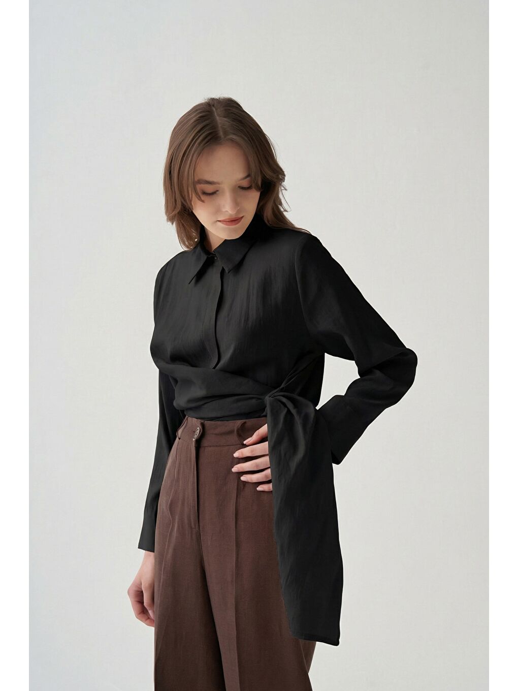 Siyah-Manşet Nakış Detaylı Gömlek-1