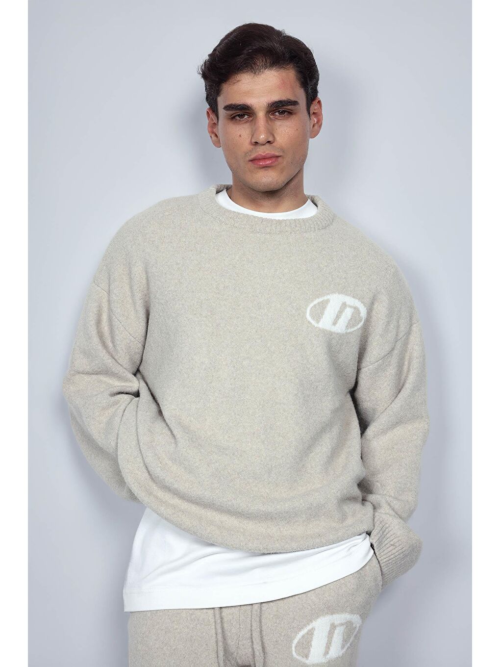 Erkek Oversize Boxy Fit Logo Detaylı Tüylü %100 Pamuk Kazak Bej-2