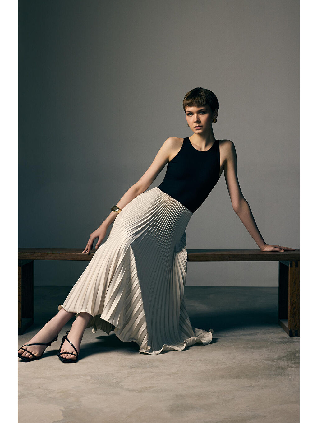 Bej Etek Ucu Detaylı Piliseli Etek