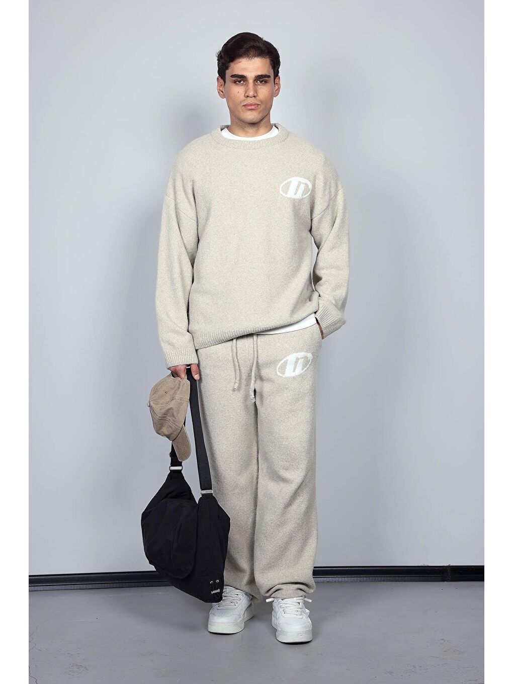 Erkek Oversize Boxy Fit Logo Detaylı Tüylü %100 Pamuk Kazak Bej-3