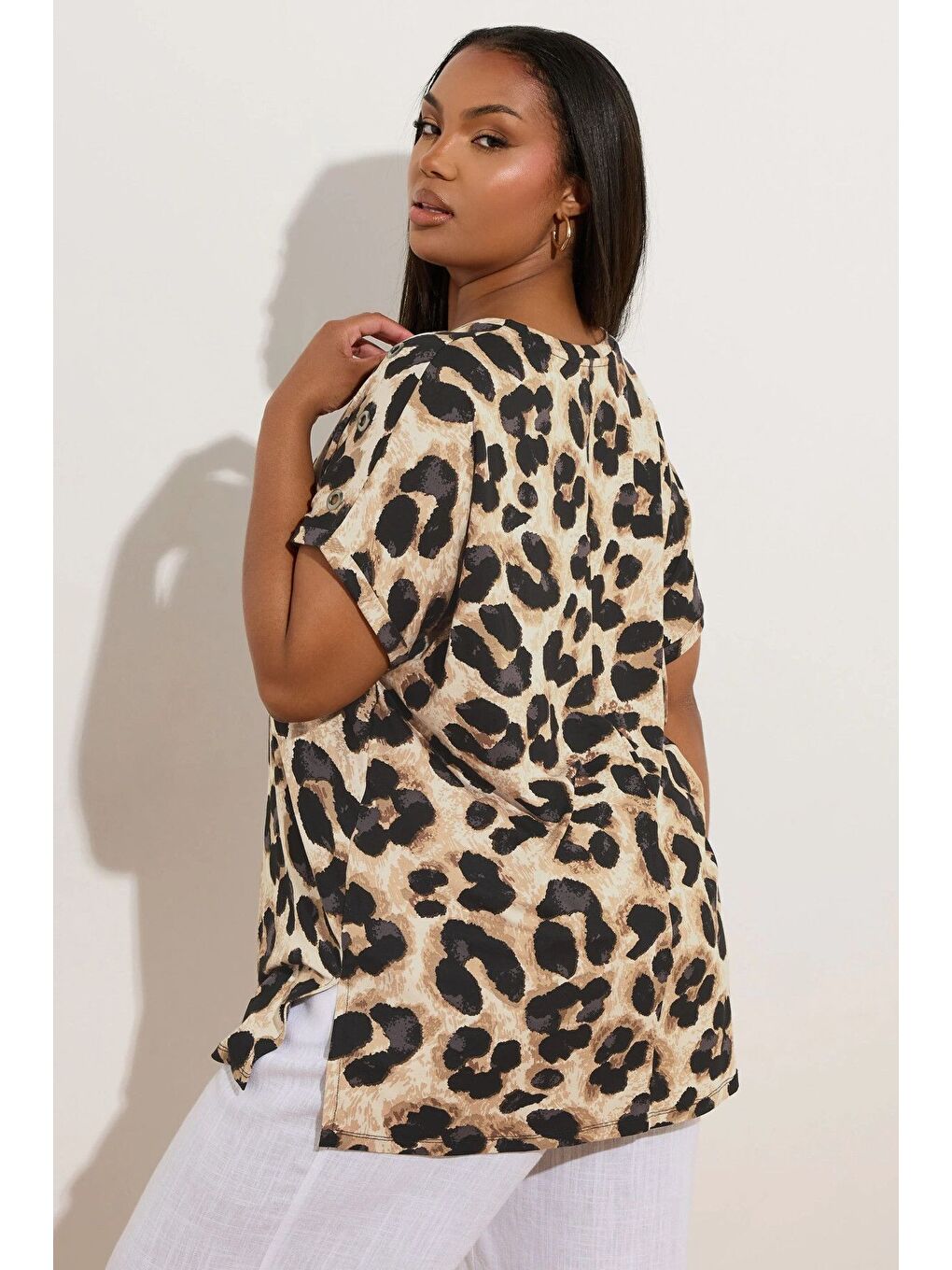 Kahverengi Büyük Beden Bisiklet Yaka Kısa Kollu Kuşgözü Detaylı Leopar Desenli Bluz 304127-4
