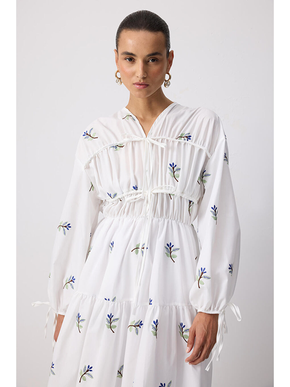 Ekru Önü Büzgülü Nakışlı Elbise-1