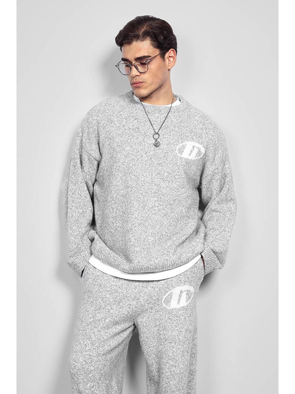 Erkek Oversize Boxy Fit Logo Detaylı Tüylü %100 Pamuk Kazak Gri-1