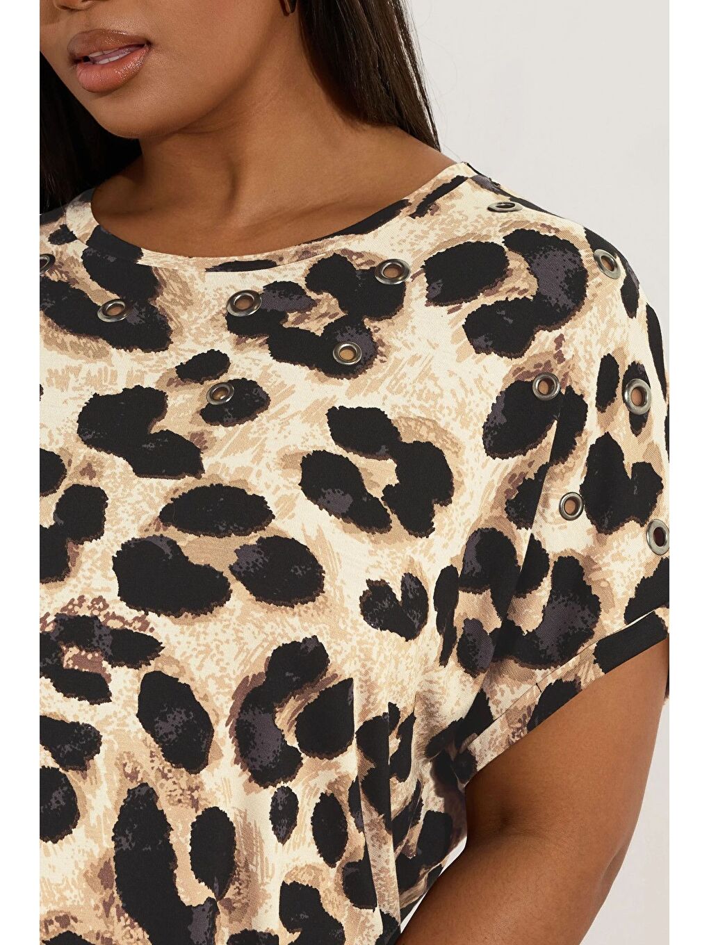 Kahverengi Büyük Beden Bisiklet Yaka Kısa Kollu Kuşgözü Detaylı Leopar Desenli Bluz 304127-5