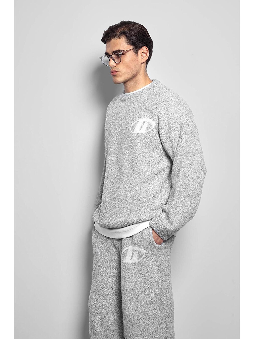 Erkek Oversize Boxy Fit Logo Detaylı Tüylü %100 Pamuk Kazak Gri-3