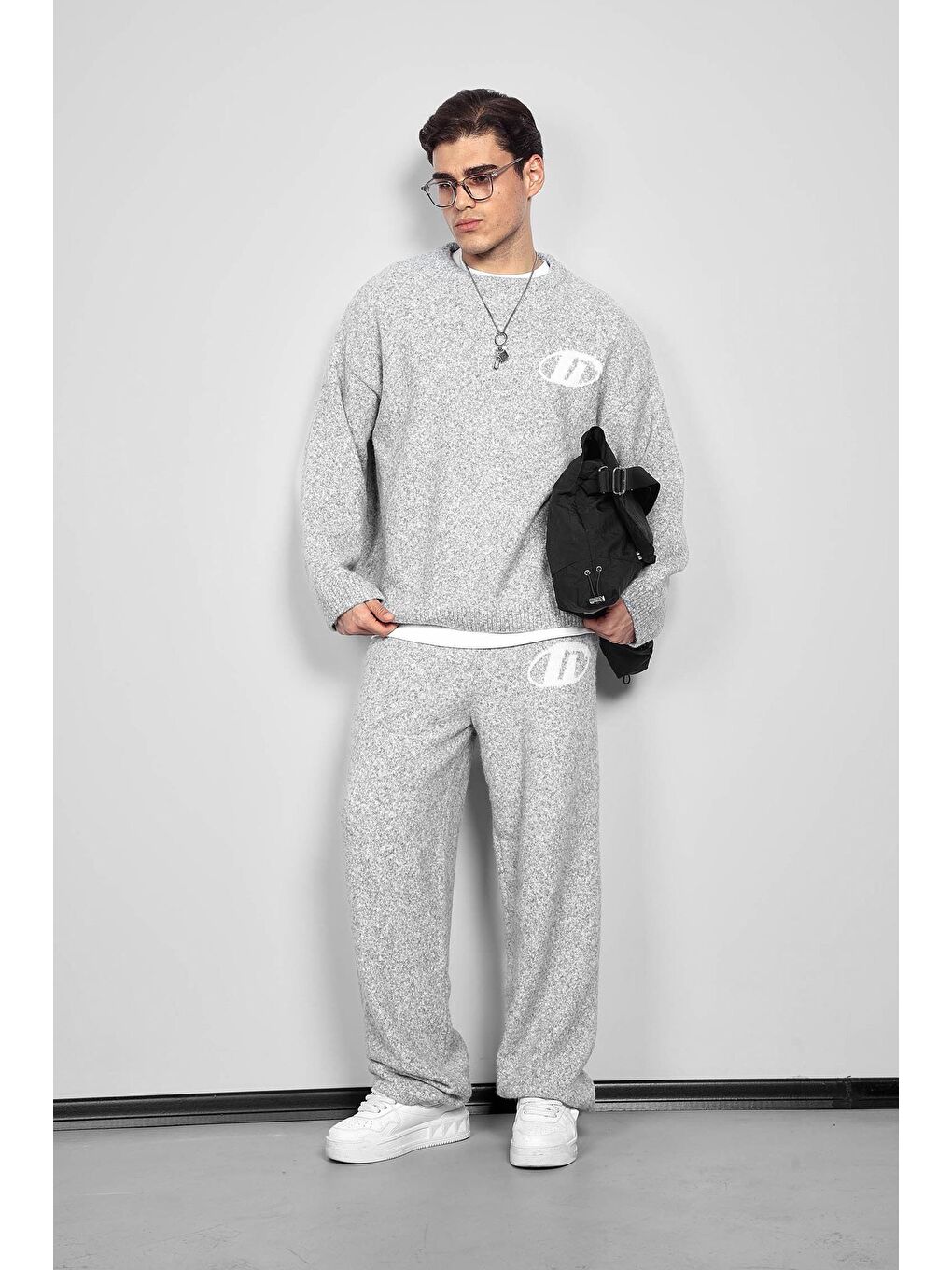 Erkek Oversize Boxy Fit Logo Detaylı Tüylü %100 Pamuk Kazak Gri-4