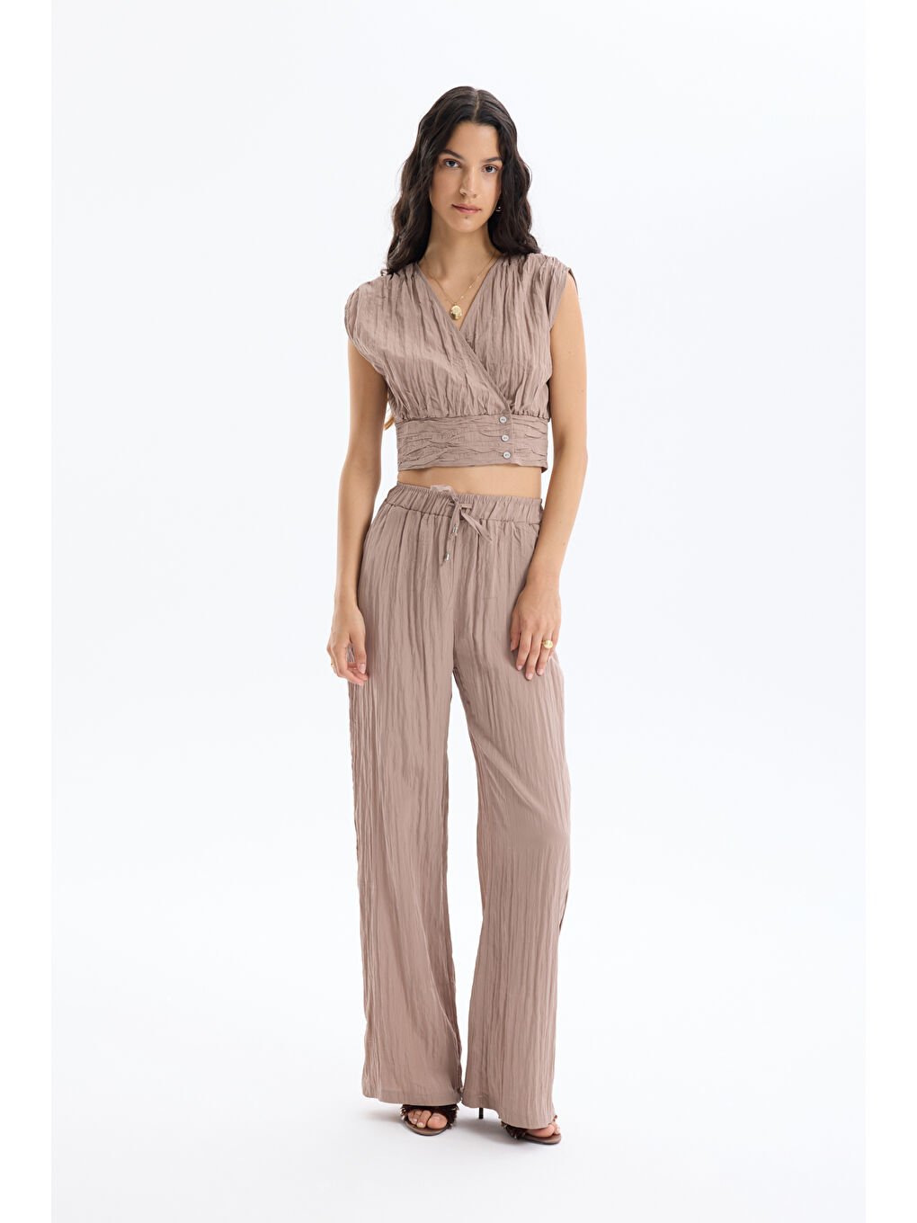 Kırışık Görünümlü Kolsuz Düğmeli Bluz Açık Kahverengi-2