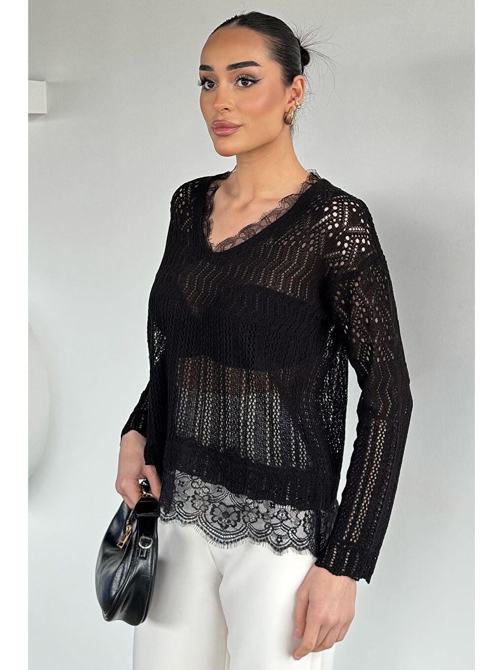 Siyah Kadın V Yaka Ajurlu Güpür Detaylı Triko Bluz-1