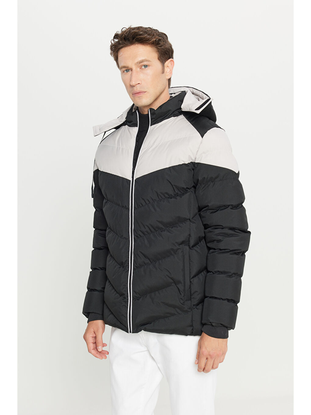 Erkek Siyah-Bej Standart Fit Normal Kesim Dik Yaka Kapüşonlu Yan Cepli Şişme Mont-2