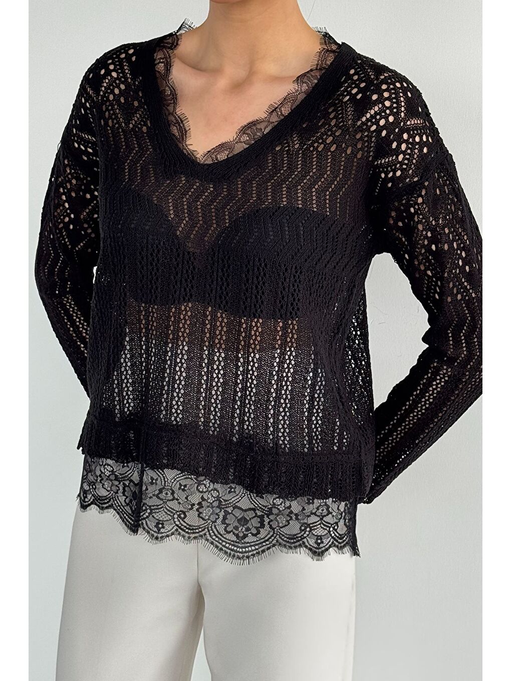 Siyah Kadın V Yaka Ajurlu Güpür Detaylı Triko Bluz-2