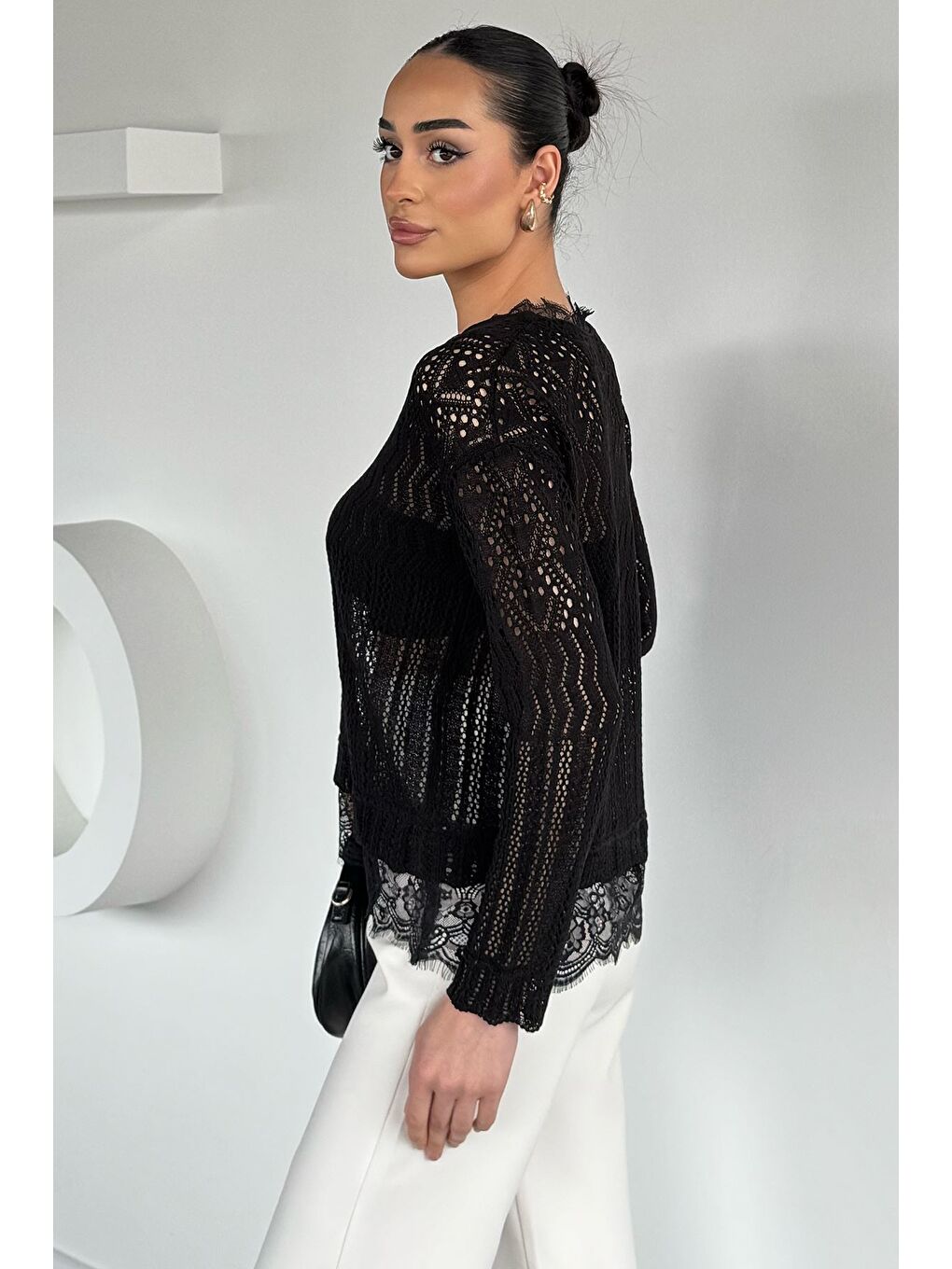 Siyah Kadın V Yaka Ajurlu Güpür Detaylı Triko Bluz-3