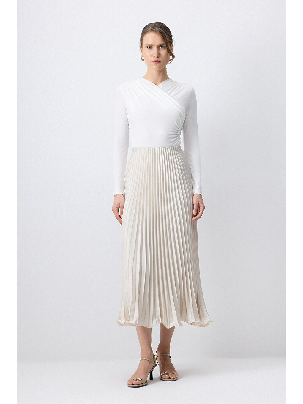 Bej Etek Ucu Detaylı Piliseli Etek-1