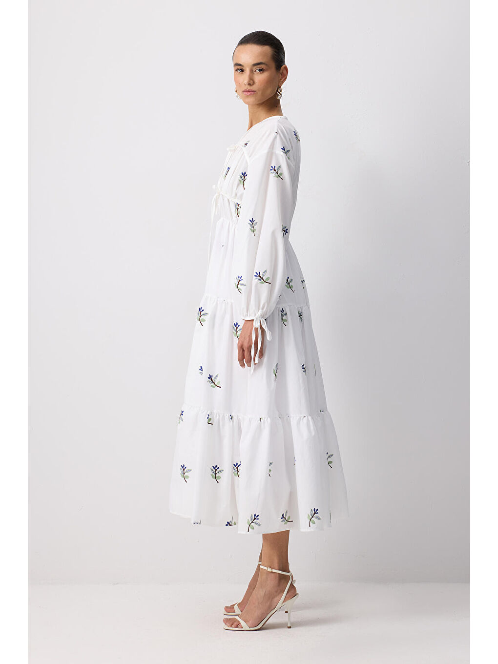 Ekru Önü Büzgülü Nakışlı Elbise-2