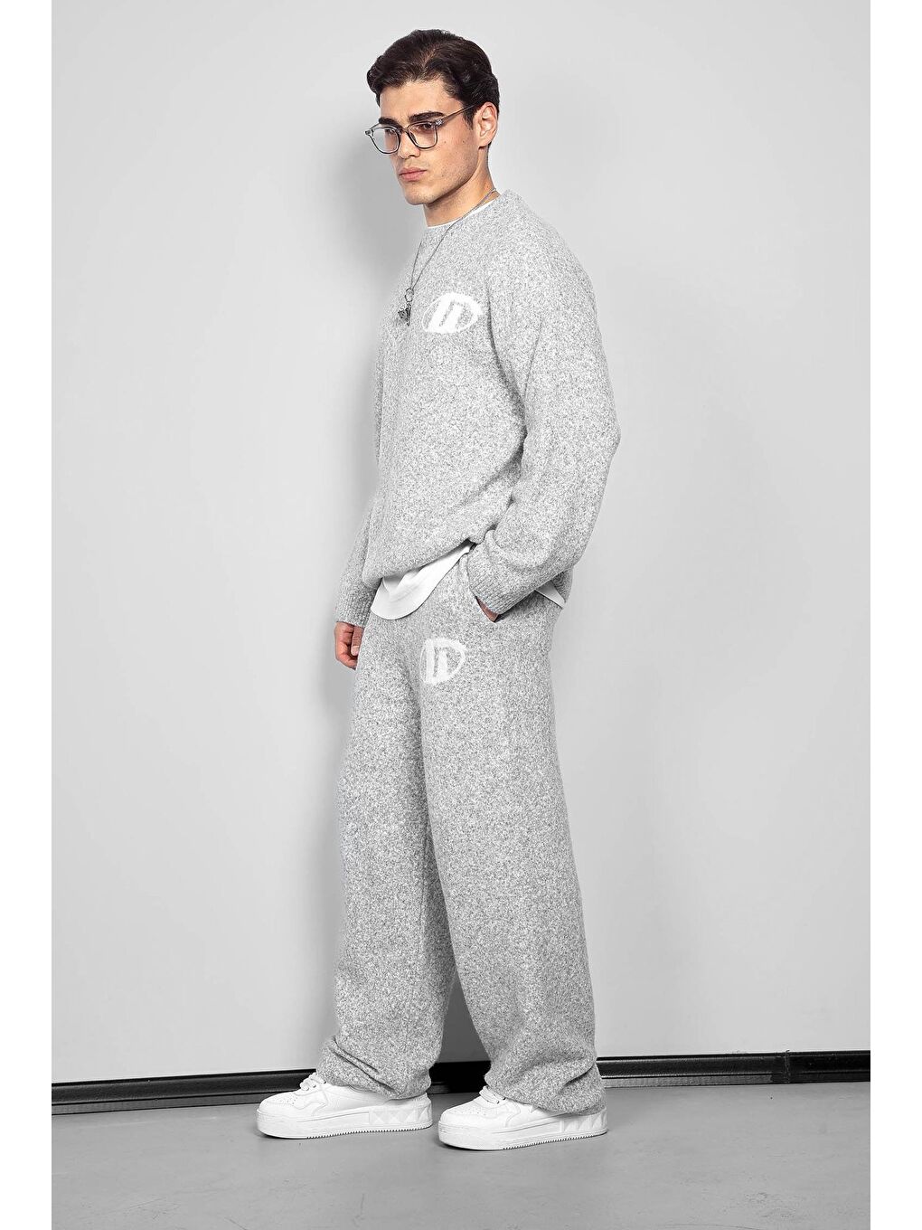 Erkek Oversize Logo Detaylı Tüylü %100 Pamuk Jogger Pantolon Gri-1