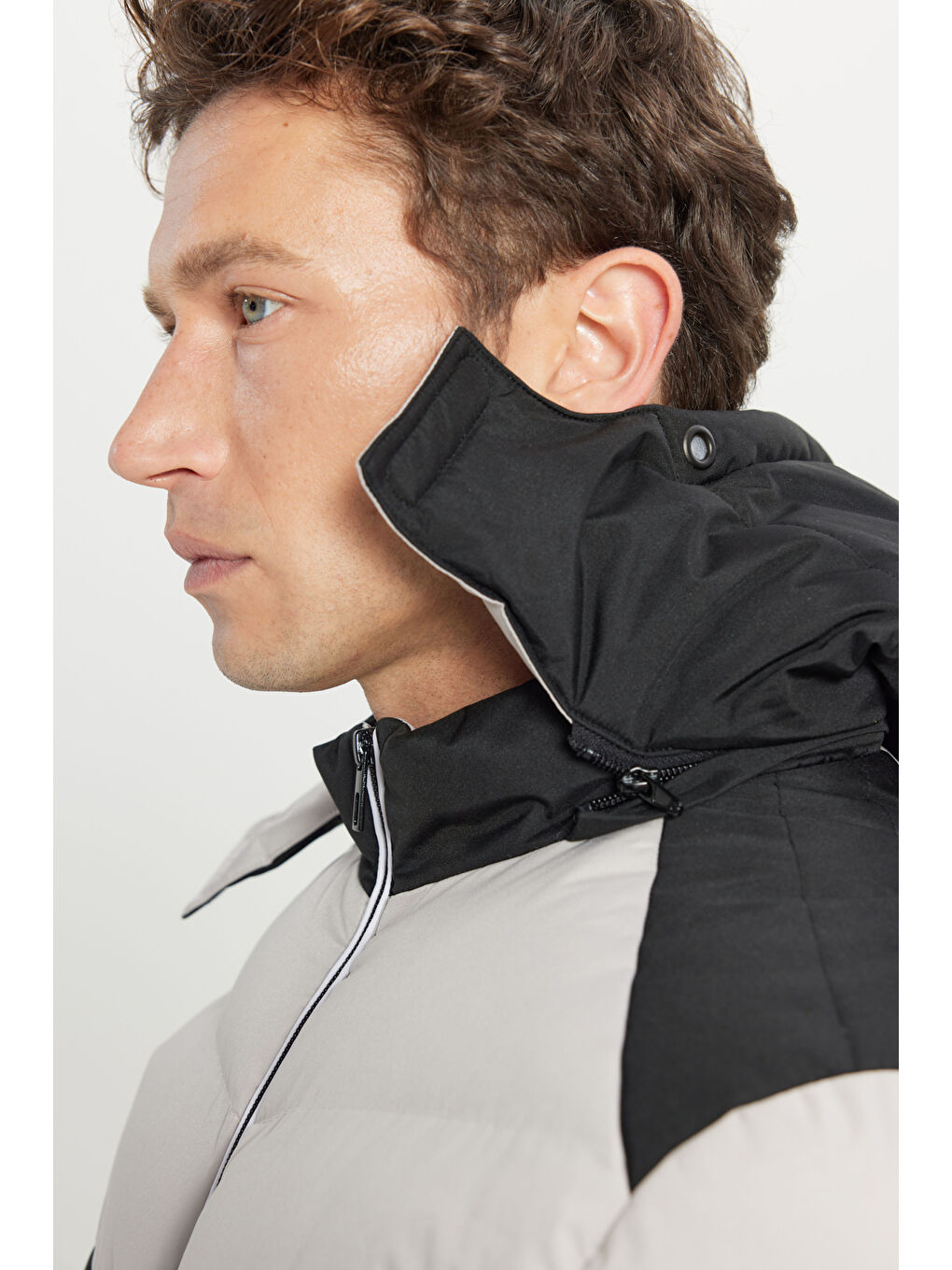 Erkek Siyah-Bej Standart Fit Normal Kesim Dik Yaka Kapüşonlu Yan Cepli Şişme Mont-4