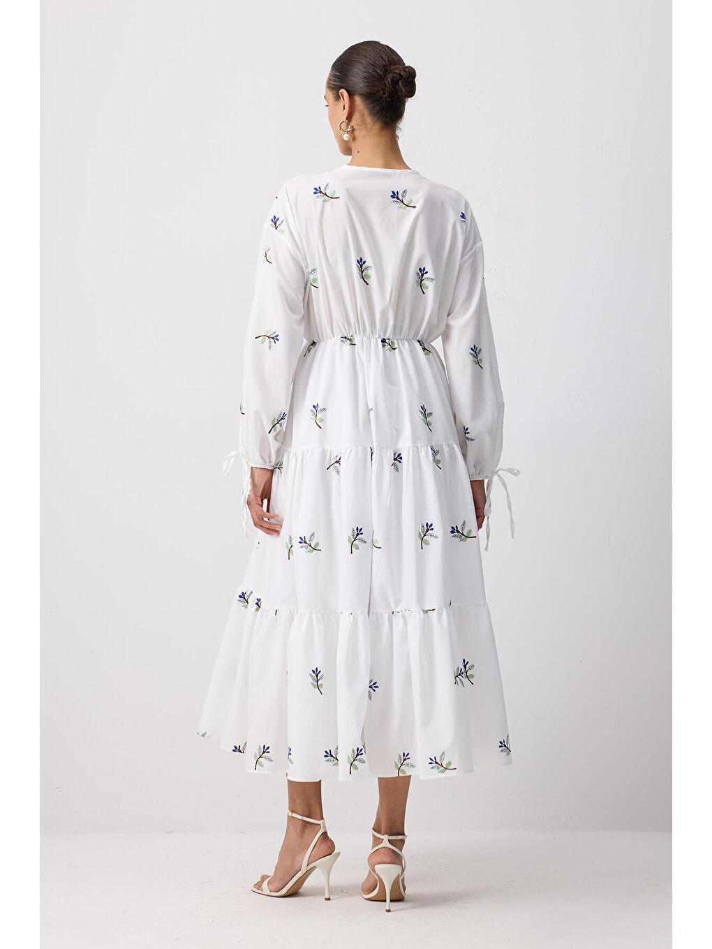 Ekru Önü Büzgülü Nakışlı Elbise-3