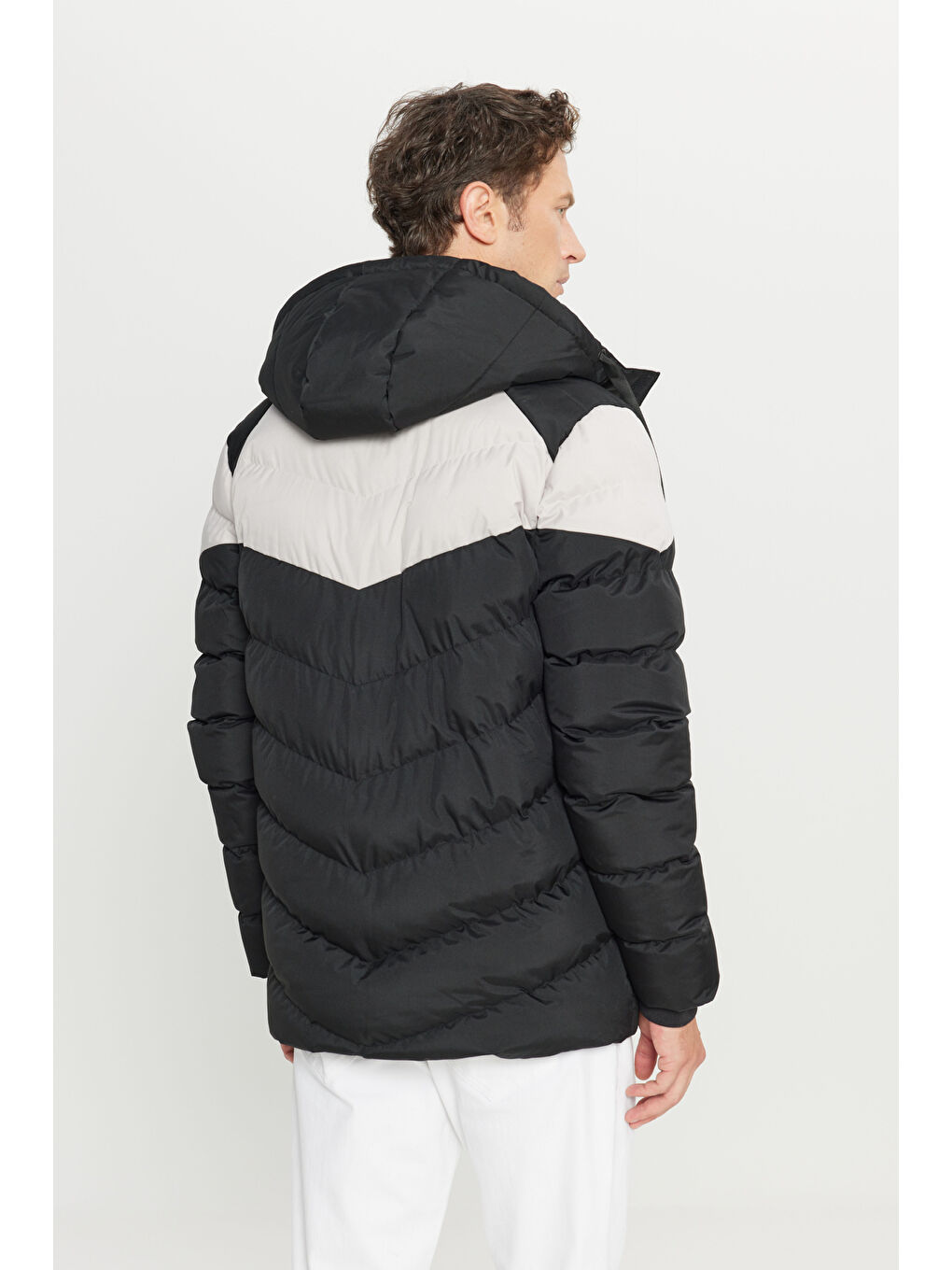 Erkek Siyah-Bej Standart Fit Normal Kesim Dik Yaka Kapüşonlu Yan Cepli Şişme Mont-5