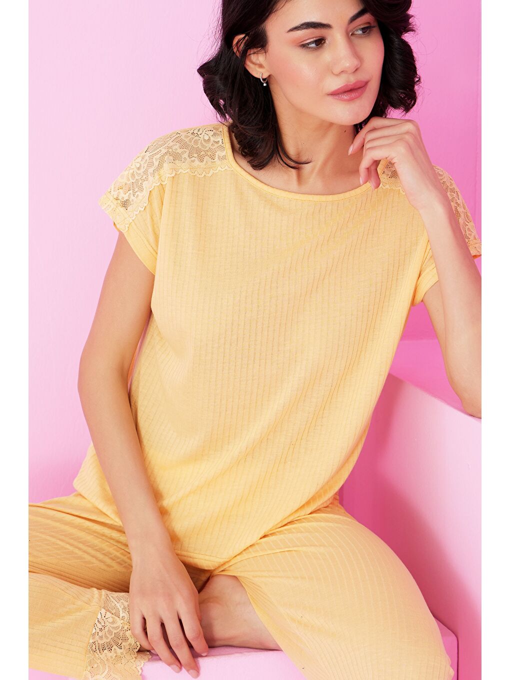 Sarı Soft Touch İnce Mevsimlik Dantel Detaylı Örme Pijama Takım7864