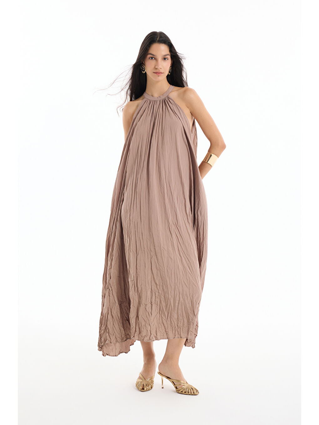 Kırışık Görünümlü Halter Yaka Uzun Elbise Açık Kahverengi-3