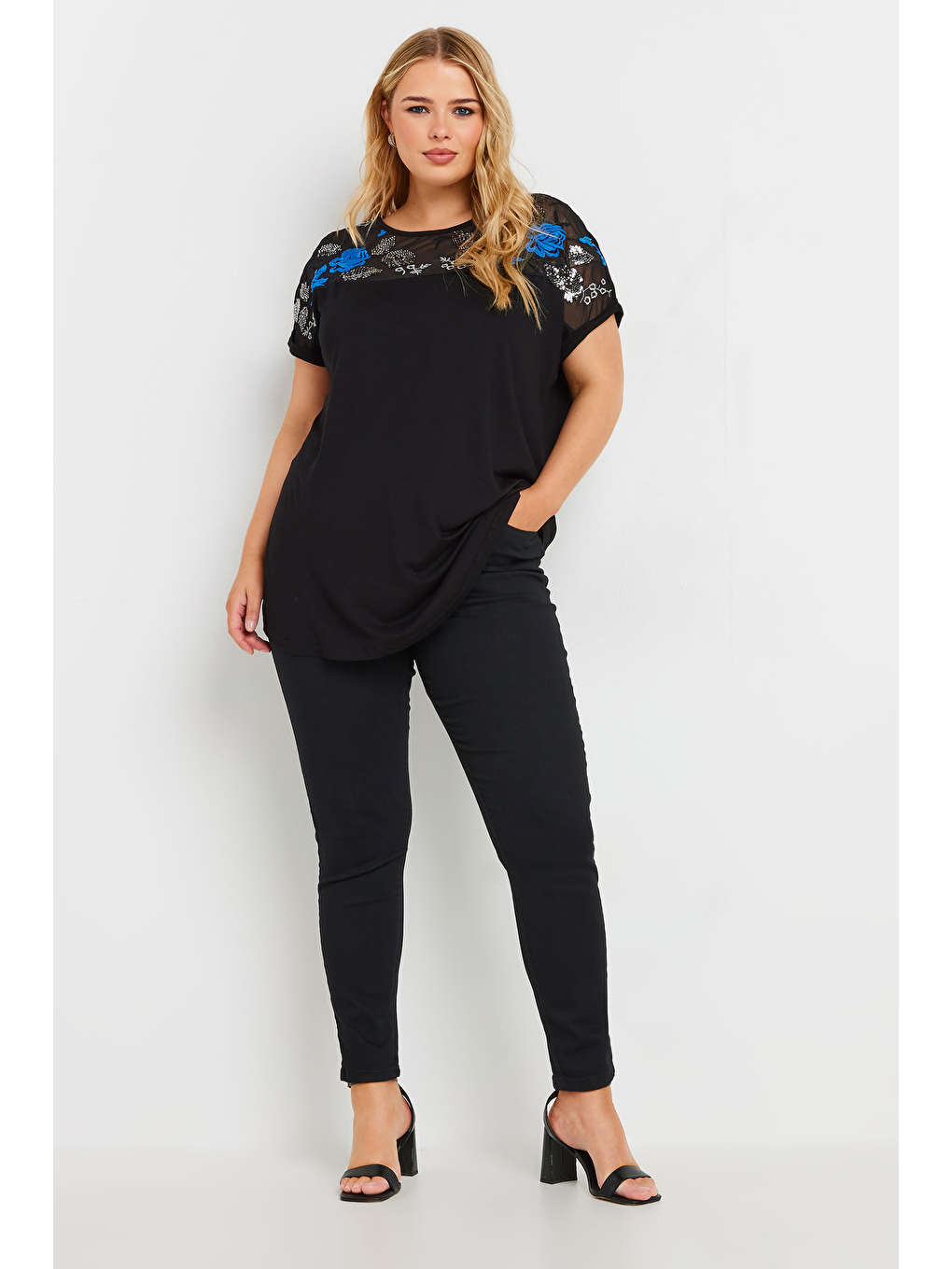 Siyah Büyük Beden Bisiklet Yaka Kısa Kollu Payet Detaylı Bluz 303443-2