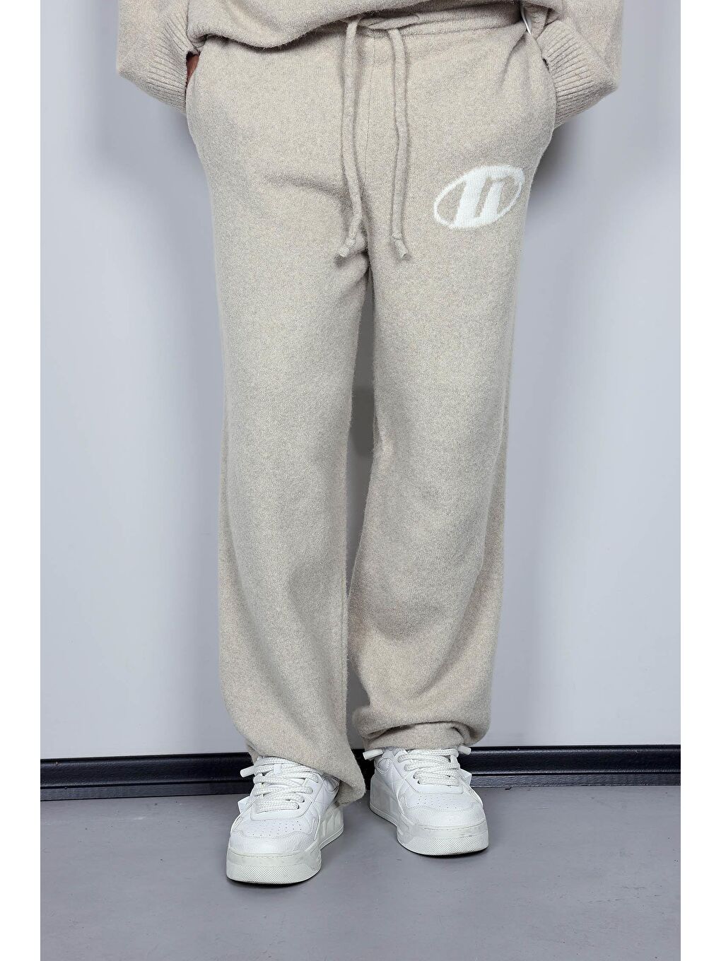 Erkek Oversize Logo Detaylı Tüylü %100 Pamuk Jogger Pantolon Bej-2