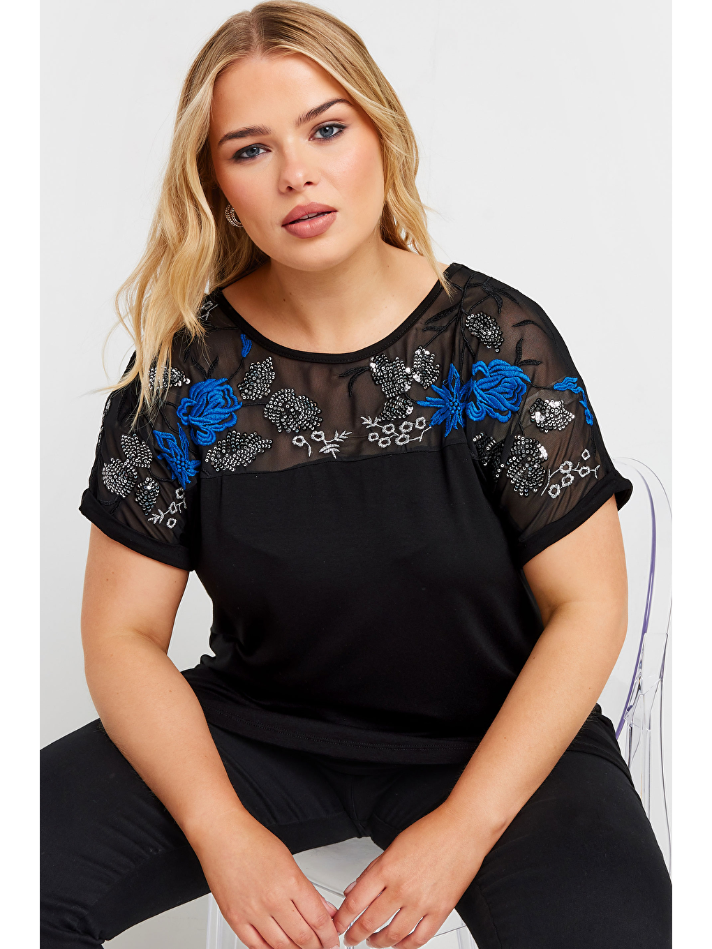 Siyah Büyük Beden Bisiklet Yaka Kısa Kollu Payet Detaylı Bluz 303443-3