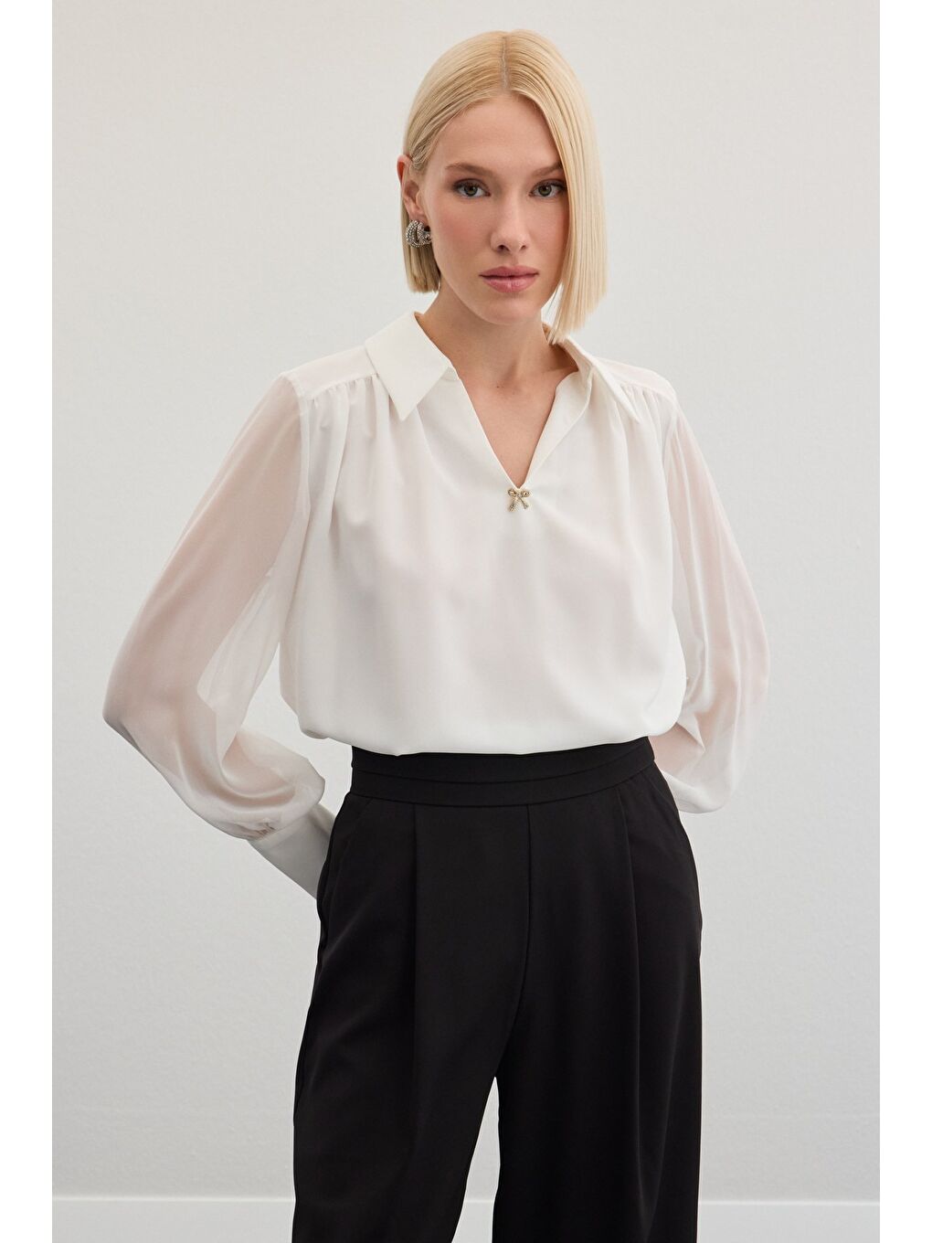 Aksesuarlı Salaş Bluz - Ekru-1