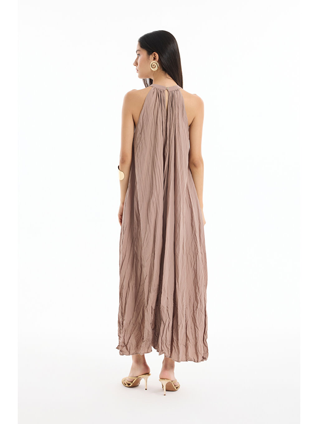 Kırışık Görünümlü Halter Yaka Uzun Elbise Açık Kahverengi-4