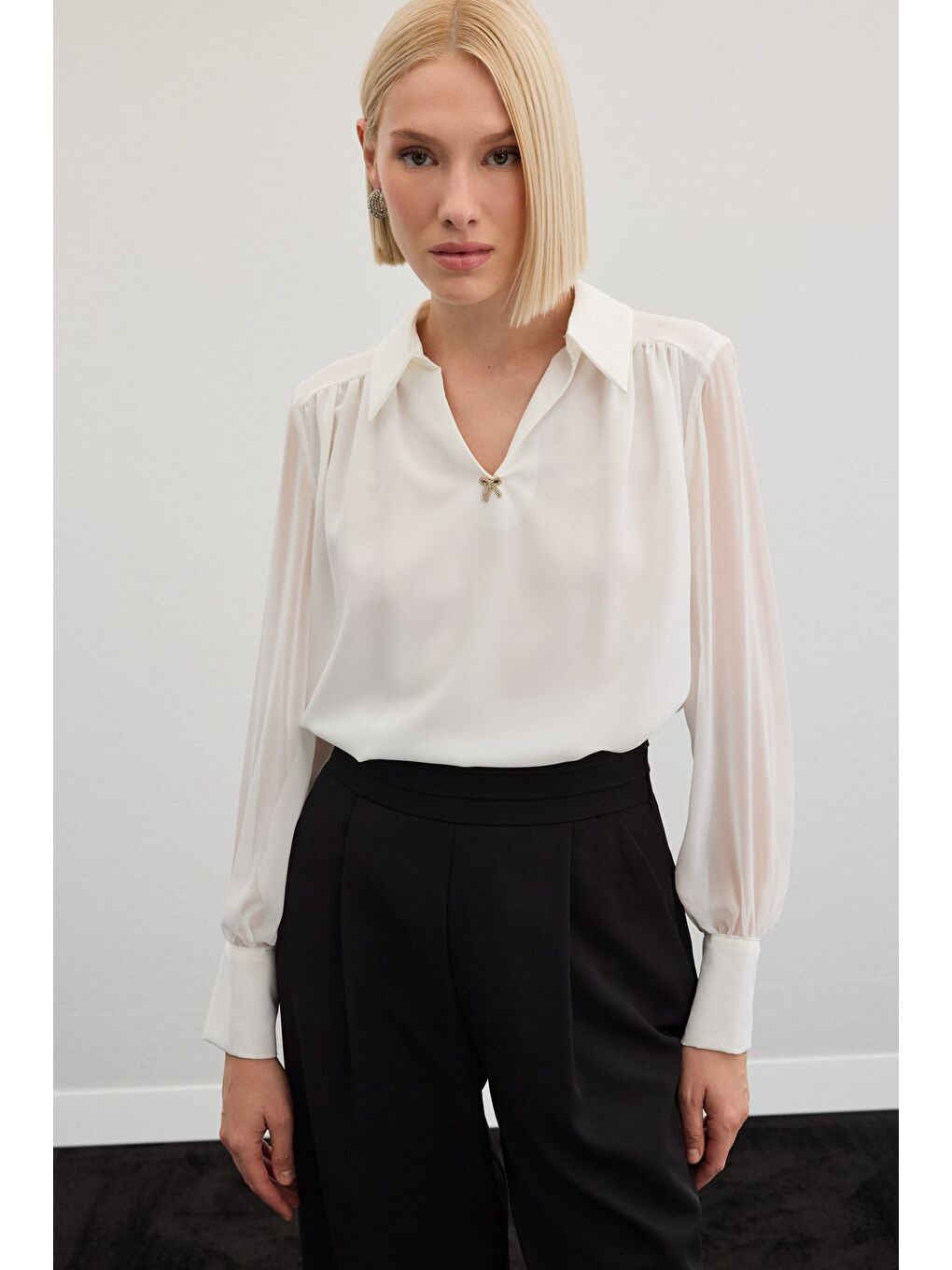 Aksesuarlı Salaş Bluz - Ekru-4