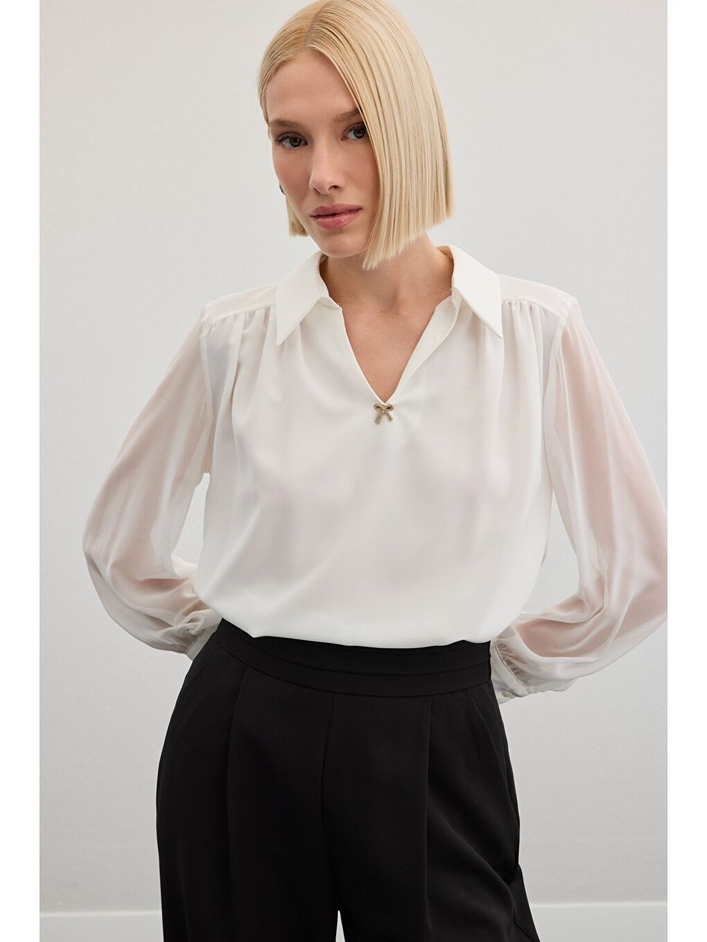 Aksesuarlı Salaş Bluz - Ekru-5