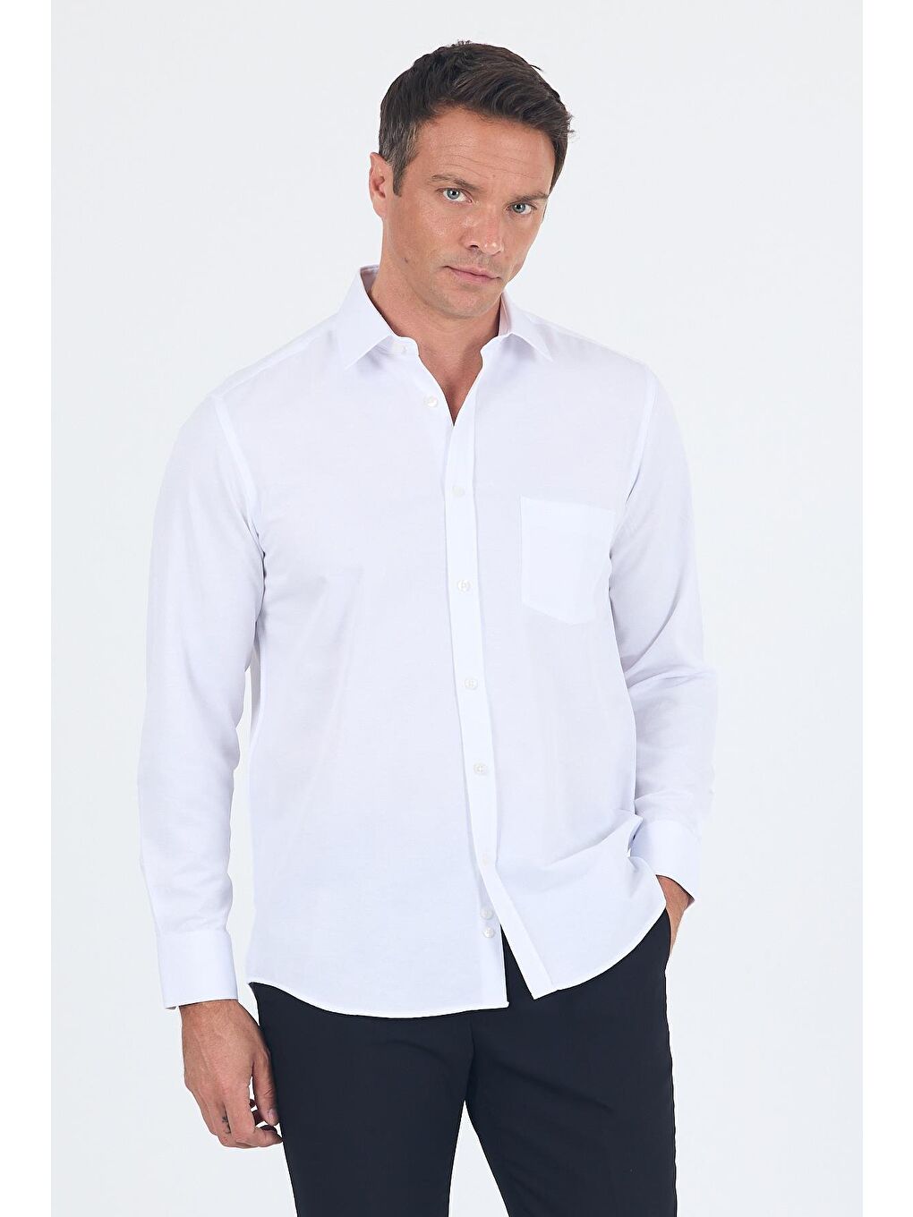 Beyaz Uzun Kol Kareli Desen Armürlü Sert Yaka Cepli Pamuklu Classic Comfort Fit Gömlek 1004250186