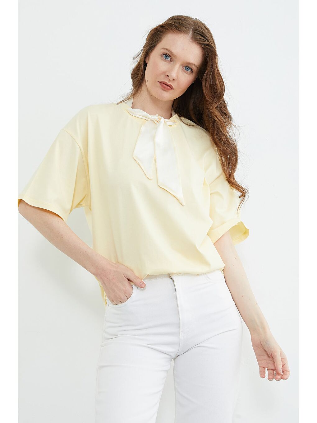 Sarı Fular Detaylı Bisiklet Yaka Tişört