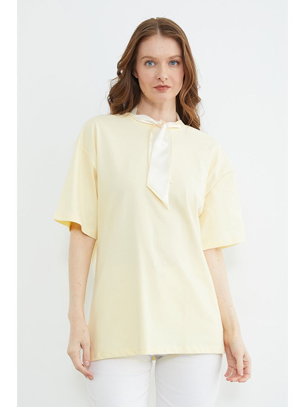 Sarı Fular Detaylı Bisiklet Yaka Tişört-1