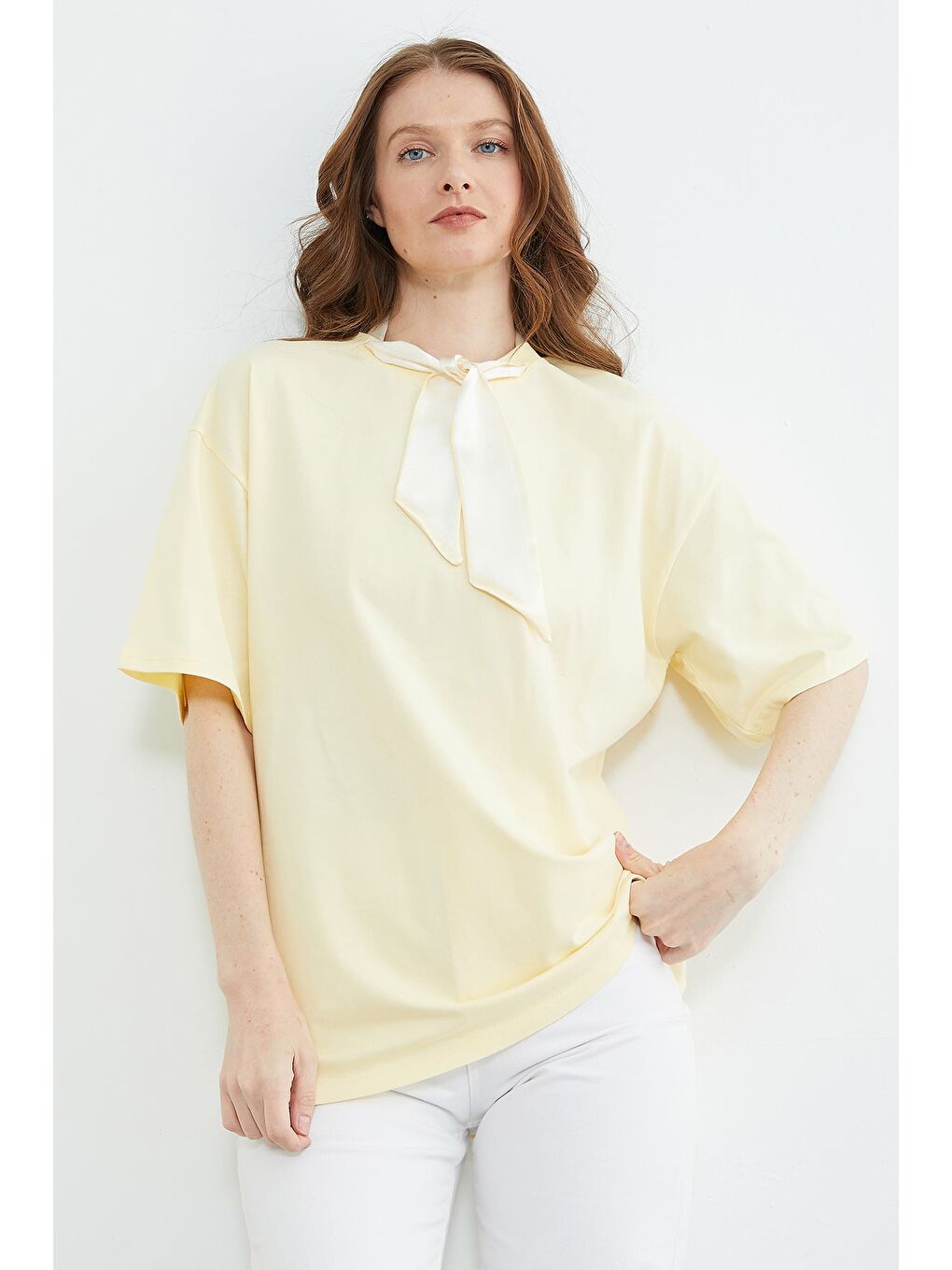 Sarı Fular Detaylı Bisiklet Yaka Tişört-2