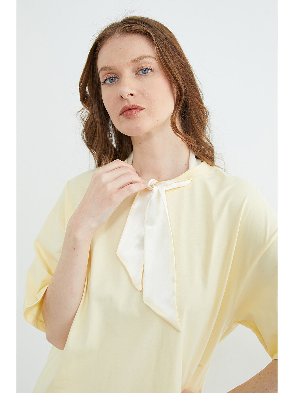 Sarı Fular Detaylı Bisiklet Yaka Tişört-3