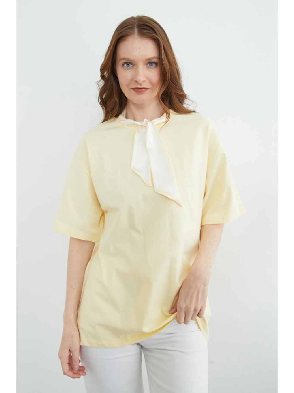 Sarı Fular Detaylı Bisiklet Yaka Tişört-4