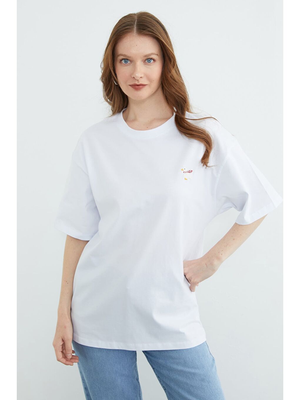 Beyaz Ördek Nakışlı Bisiklet Yaka Tişört-1