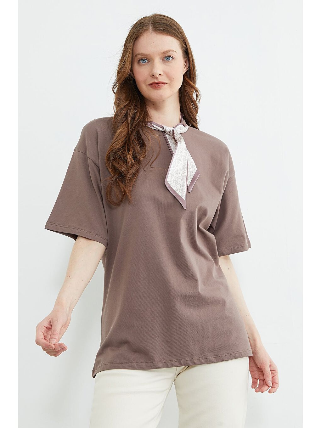 Kahverengi Fular Detaylı Bisiklet Yaka Tişört-1