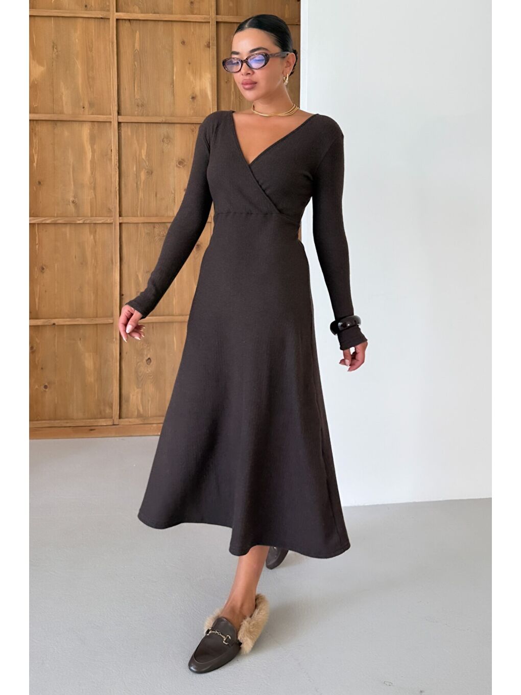 Kadın Kahverengi Kruvaze Yakalı Uzun Kollu Midi Boy İnterlok Elbise-1