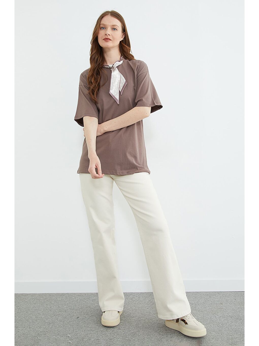 Kahverengi Fular Detaylı Bisiklet Yaka Tişört-2