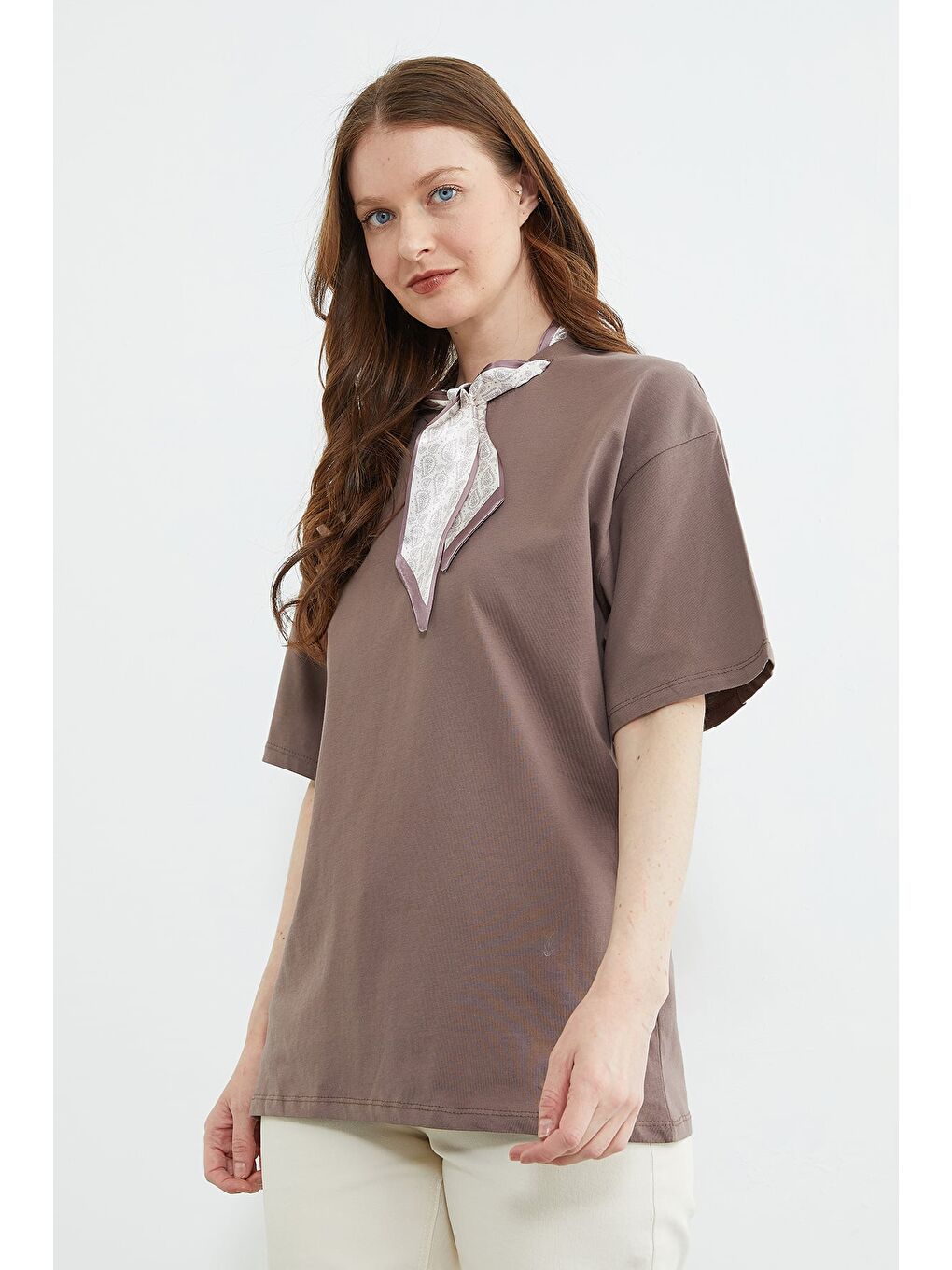 Kahverengi Fular Detaylı Bisiklet Yaka Tişört-3