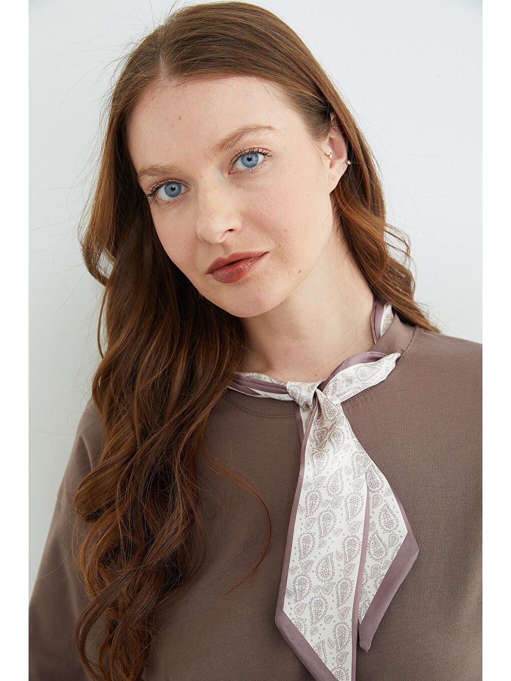 Kahverengi Fular Detaylı Bisiklet Yaka Tişört-4