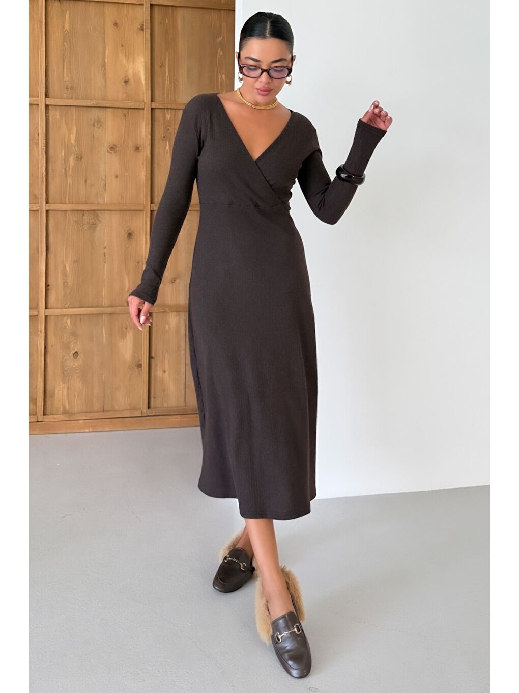 Kadın Kahverengi Kruvaze Yakalı Uzun Kollu Midi Boy İnterlok Elbise-2