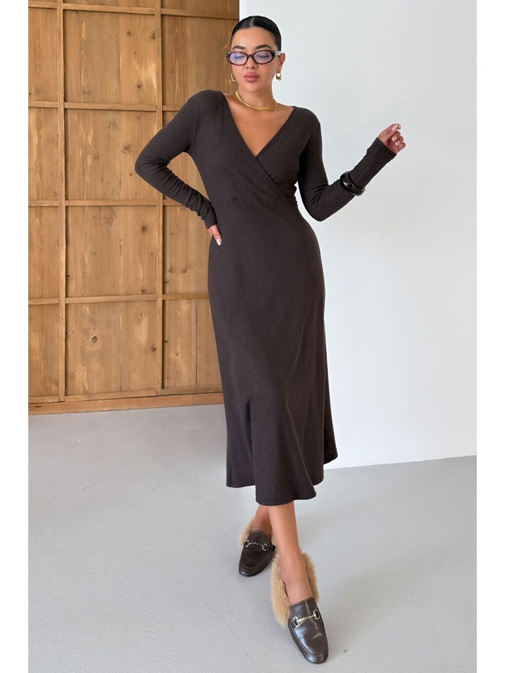 Kadın Kahverengi Kruvaze Yakalı Uzun Kollu Midi Boy İnterlok Elbise-4