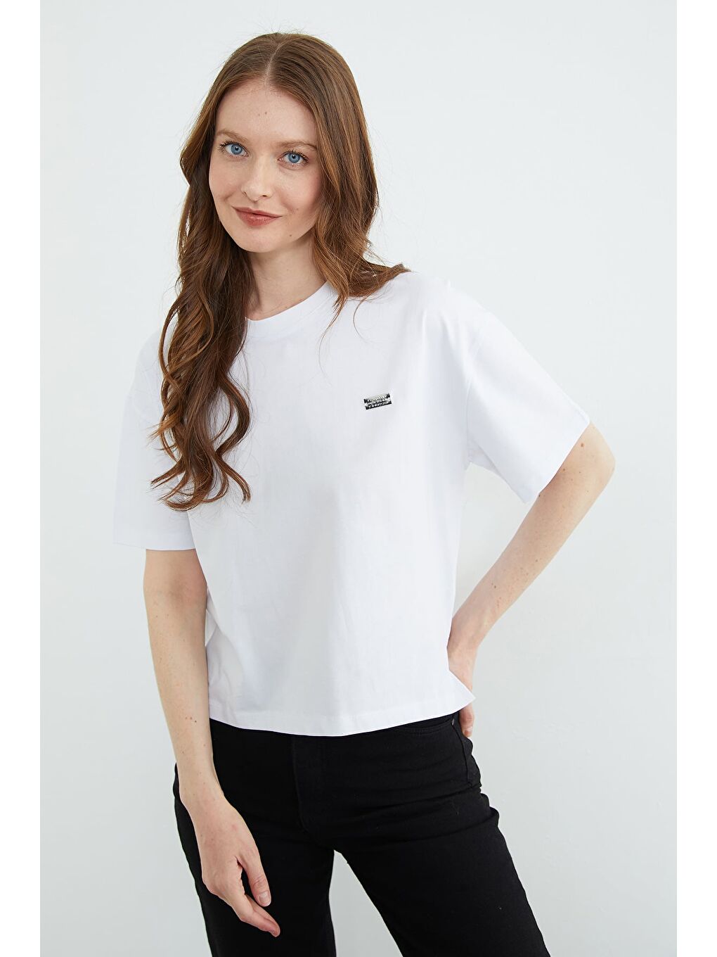 Beyaz Metal Aksesuarlı Bisiklet Yaka Yırtmaçlı Tişört