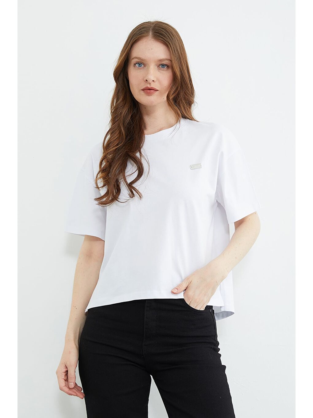 Beyaz Metal Aksesuarlı Bisiklet Yaka Yırtmaçlı Tişört-1